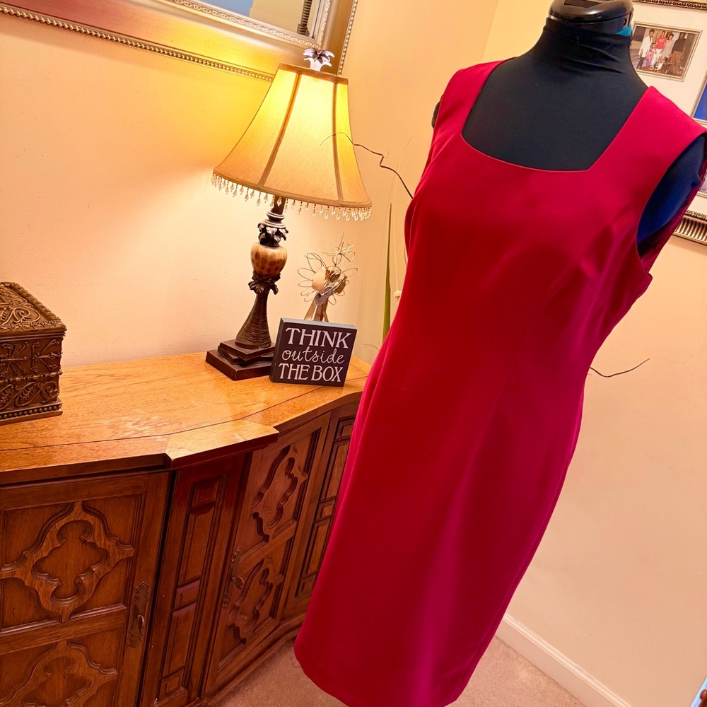 Elegant Red Sleeveless Tailored Dress - Picture 15 of 16